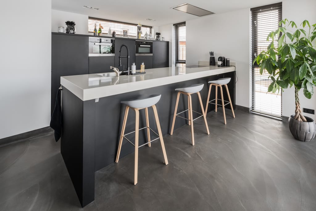 Handgemaakte keuken uitgevoerd in donkergrijs met wit