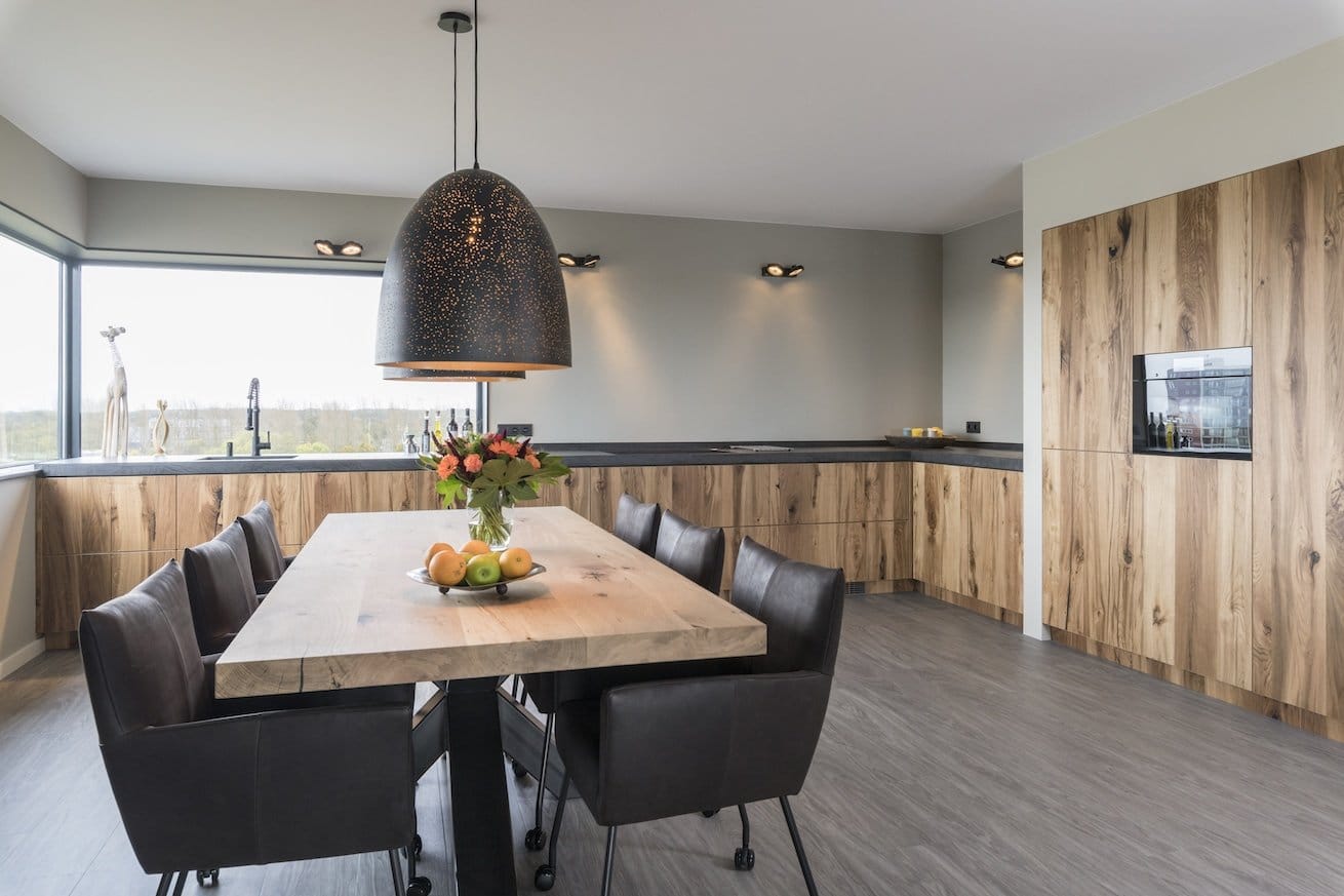Een eiken houten keuken van doorSchor in een appartement