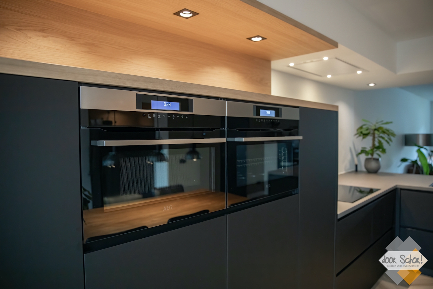 keuken op maat in het matzwart met eikenhout gecombineerd met daarin keukenapparaten